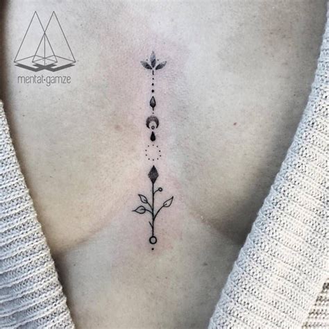 tatuajes entre los pechos significado|Tatuajes en medio de los senos significado: Descubre el。